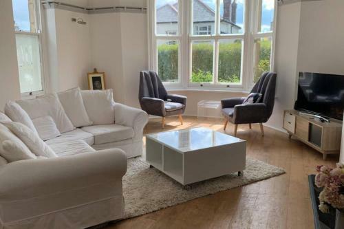 Spacious With Spectacular Views And Private Garden