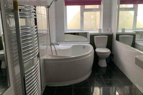 Spacious With Spectacular Views And Private Garden