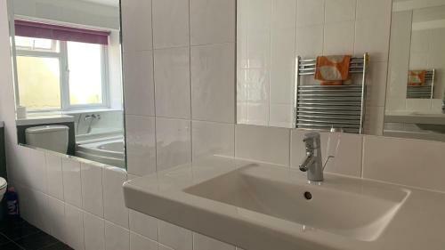 Spacious With Spectacular Views And Private Garden