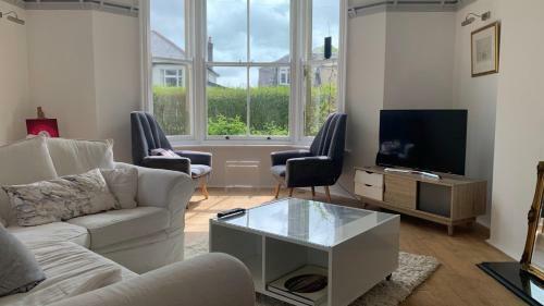Spacious With Spectacular Views And Private Garden