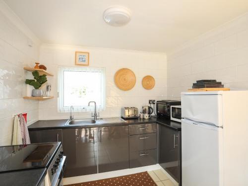 245 Glan Gwna