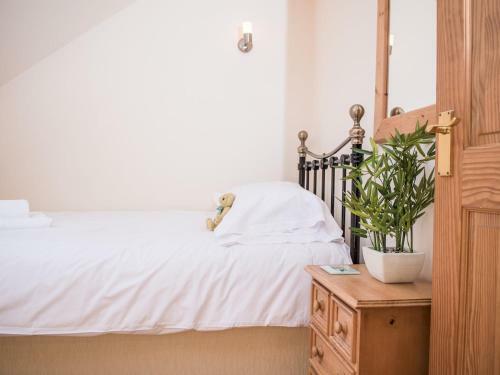 Pass The Keys Spacious Cottage Just Outside Cardigan - Sleeps 5