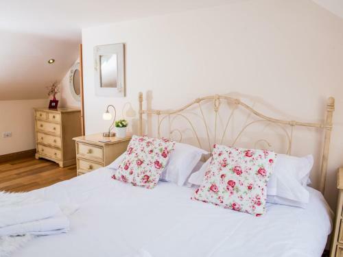 Pass The Keys Spacious Cottage Just Outside Cardigan - Sleeps 5