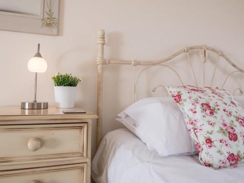 Pass The Keys Spacious Cottage Just Outside Cardigan - Sleeps 5