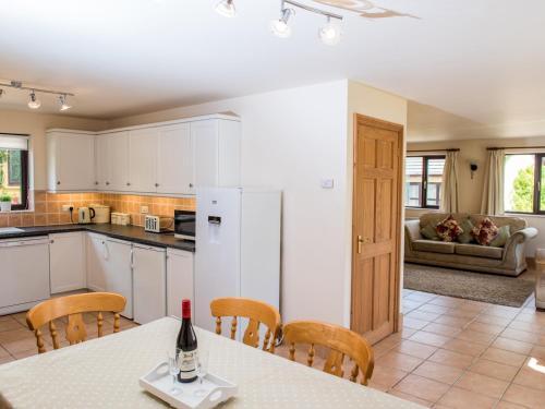 Pass The Keys Spacious Cottage Just Outside Cardigan - Sleeps 5