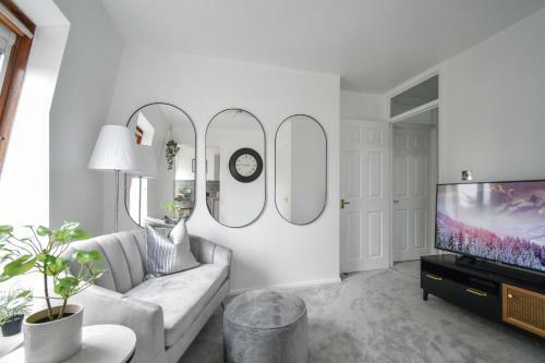 No. 8 - Top Floor Modern Apartment
