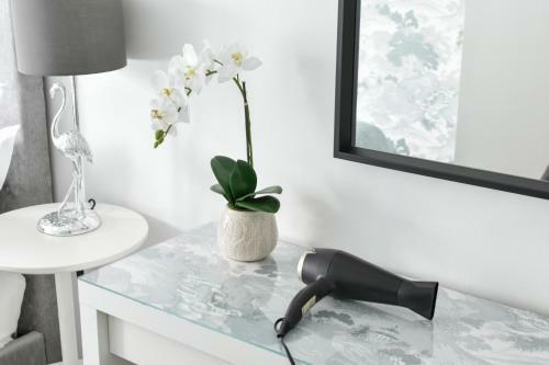 No. 8 - Top Floor Modern Apartment