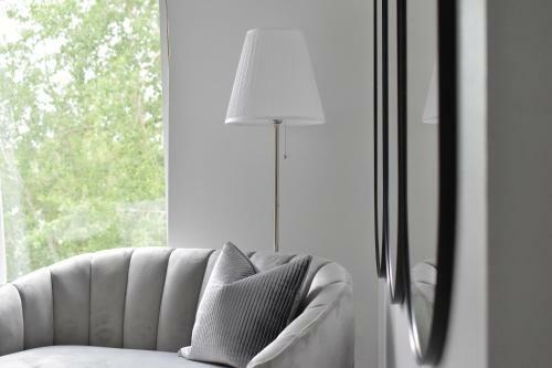 No. 8 - Top Floor Modern Apartment