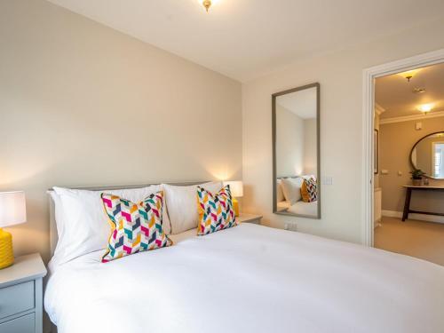 Pass The Keys A Luxurious Apartment With Secure Gated Parking