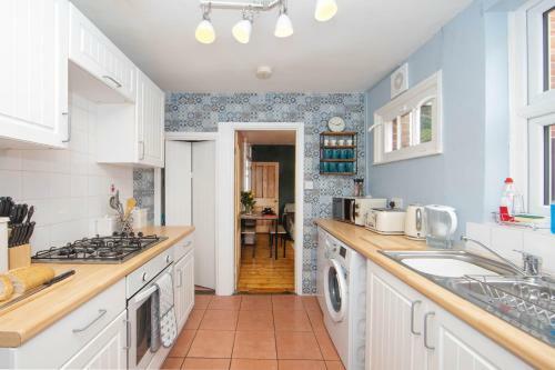 Cosy 3 Bedroom House - Private & Central - Ultra Wifi