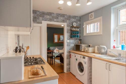 Cosy 3 Bedroom House - Private & Central - Ultra Wifi