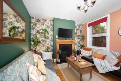 Cosy 3 Bedroom House - Private & Central - Ultra Wifi