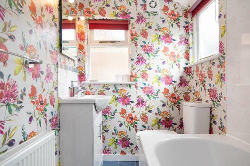 Cosy 3 Bedroom House - Private & Central - Ultra Wifi
