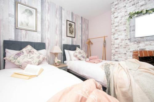 Cosy 3 Bedroom House - Private & Central - Ultra Wifi