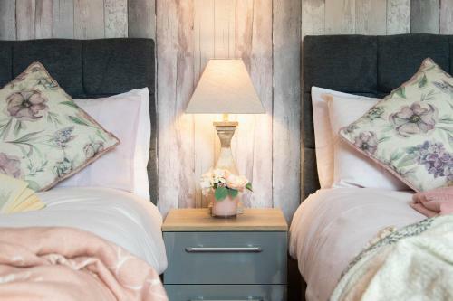 Cosy 3 Bedroom House - Private & Central - Ultra Wifi