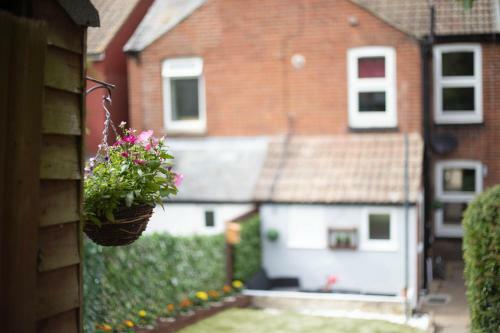 Cosy 3 Bedroom House - Private & Central - Ultra Wifi