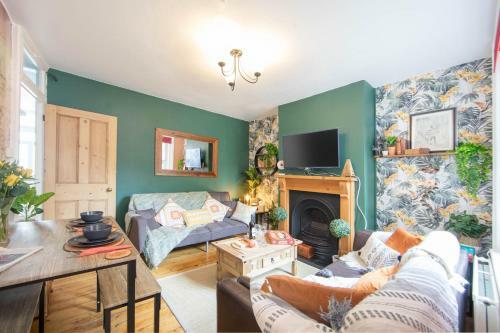 Cosy 3 Bedroom House - Private & Central - Ultra Wifi