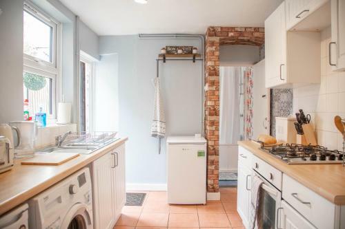 Cosy 3 Bedroom House - Private & Central - Ultra Wifi