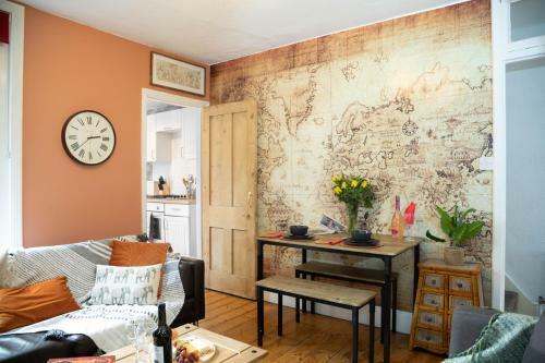 Cosy 3 Bedroom House - Private & Central - Ultra Wifi