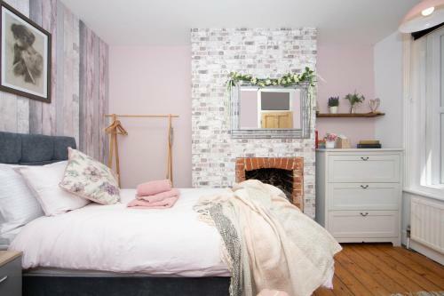 Cosy 3 Bedroom House - Private & Central - Ultra Wifi