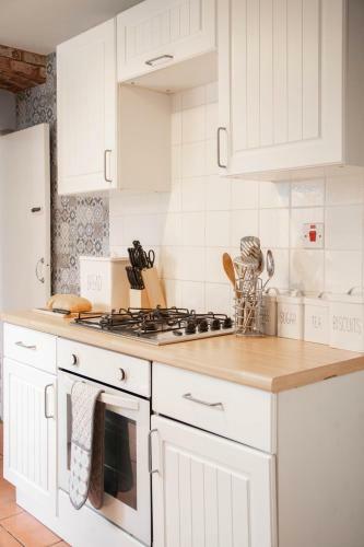 Cosy 3 Bedroom House - Private & Central - Ultra Wifi