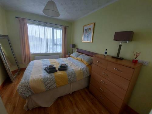 Homely Yellow Bungalow -articlave-near Castlerock