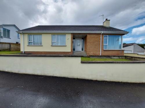 Homely Yellow Bungalow -articlave-near Castlerock