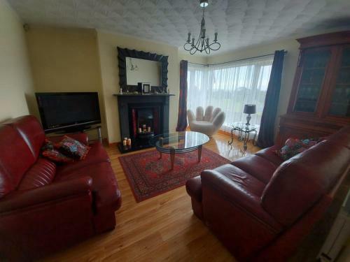 Homely Yellow Bungalow -articlave-near Castlerock