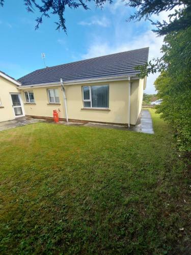 Homely Yellow Bungalow -articlave-near Castlerock