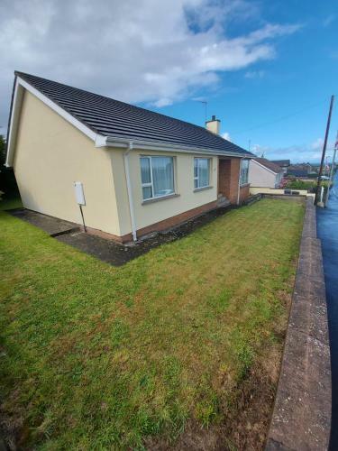 Homely Yellow Bungalow -articlave-near Castlerock