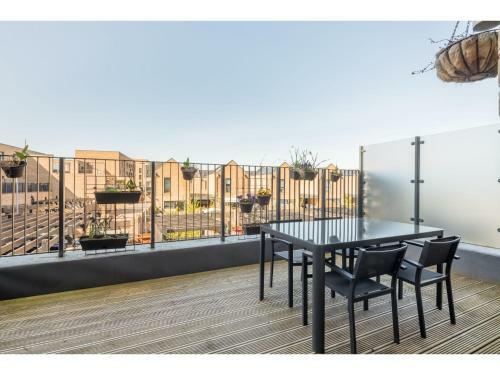 Pass The Keys Modern 2 Bed Property With Balcony And Garden