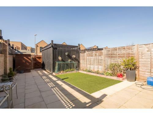 Pass The Keys Modern 2 Bed Property With Balcony And Garden