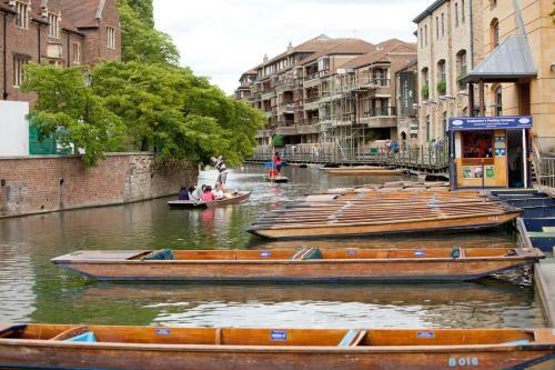 3 Bedroom Jesus Green Townhouse With Parking