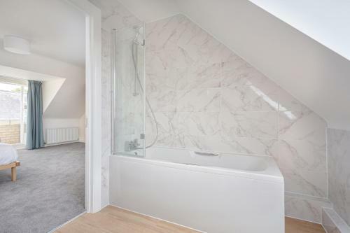 3 Bedroom Jesus Green Townhouse With Parking
