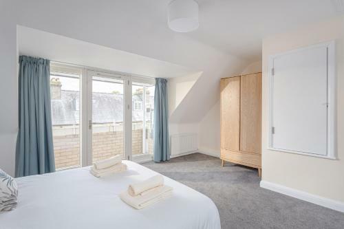 3 Bedroom Jesus Green Townhouse With Parking