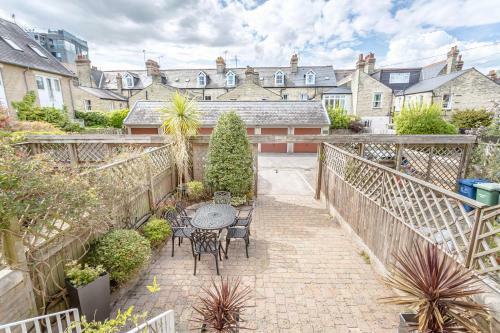 3 Bedroom Jesus Green Townhouse With Parking