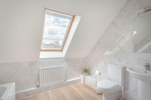 3 Bedroom Jesus Green Townhouse With Parking