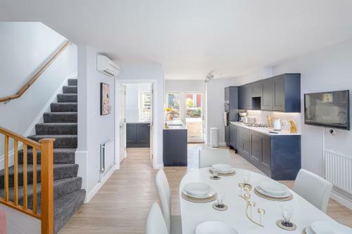 3 Bedroom Jesus Green Townhouse With Parking