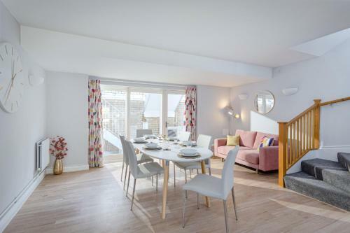 3 Bedroom Jesus Green Townhouse With Parking