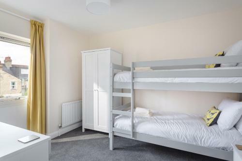 3 Bedroom Jesus Green Townhouse With Parking