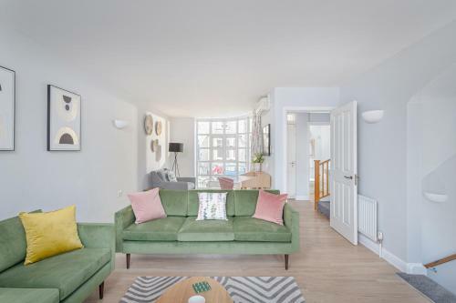 3 Bedroom Jesus Green Townhouse With Parking