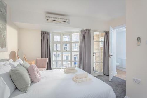 3 Bedroom Jesus Green Townhouse With Parking