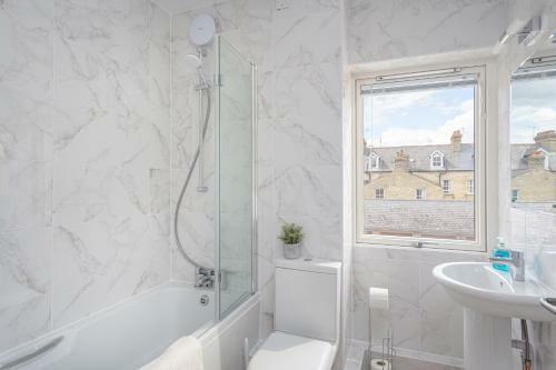 3 Bedroom Jesus Green Townhouse With Parking