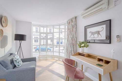 3 Bedroom Jesus Green Townhouse With Parking