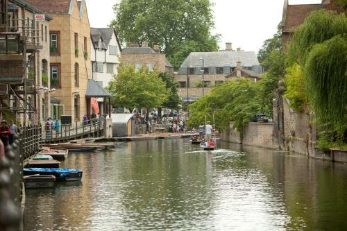 3 Bedroom Jesus Green Townhouse With Parking