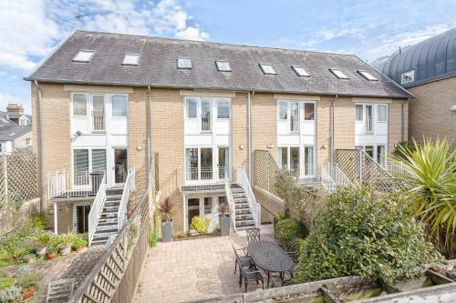3 Bedroom Jesus Green Townhouse With Parking