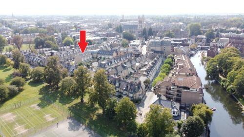 3 Bedroom Jesus Green Townhouse With Parking