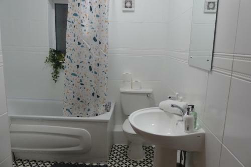 Apartamento Space For Up To 8 + 10 Mins From Centre + Parking!
