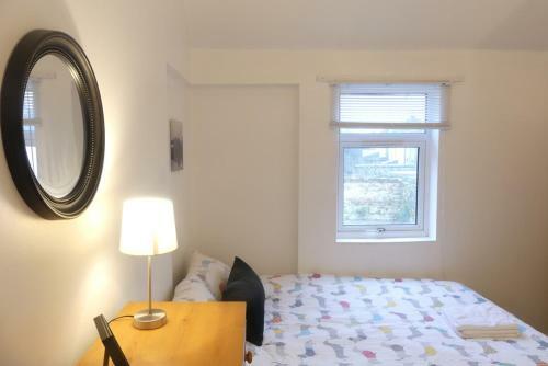 Apartamento Space For Up To 8 + 10 Mins From Centre + Parking!