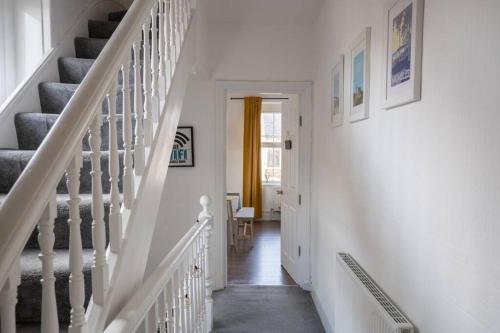 Phenix Central - Huge 3 Bed, Super Equipped Apartment.